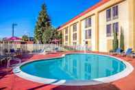 สระว่ายน้ำ La Quinta Inn & Suites by Wyndham Oakland Airport Coliseum