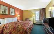 Bedroom 4 Days Inn by Wyndham Springfield