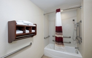 Toilet Kamar 4 Red Roof Inn Meriden