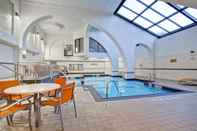 Swimming Pool Holiday Inn & Suites Windsor Ambassador Bridge, an IHG Hotel