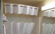 Toilet Kamar 3 Microtel Inn & Suites by Wyndham Quincy