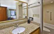 Toilet Kamar 7 Best Western Dulles Airport Inn