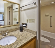 In-room Bathroom 7 Best Western Dulles Airport Inn