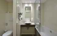 In-room Bathroom 4 Van der Valk Waterloo