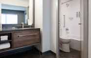 In-room Bathroom 4 Courtyard by Marriott Chicago Downtown River North