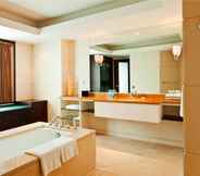 In-room Bathroom 2 Guo Ji Yi Yuan Hotel