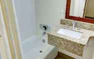 Toilet Kamar 4 Comfort Inn Conference Center