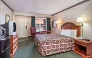 Bedroom 5 Days Inn by Wyndham Petersburg/South Fort Lee