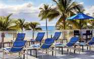 Swimming Pool 2 Courtyard by Marriott Fort Lauderdale Beach