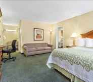 Bedroom 6 Days Inn by Wyndham Klamath Falls