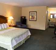 Bedroom 2 Days Inn by Wyndham Klamath Falls