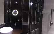 In-room Bathroom 5 DoubleTree by Hilton London Victoria