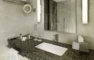 In-room Bathroom 4 DoubleTree by Hilton London Victoria