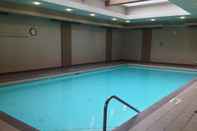 Kolam Renang Executive Hotel Vancouver Airport