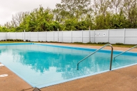 Swimming Pool Clarion Hotel Philadelphia International Airport