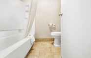 In-room Bathroom 7 Baymont by Wyndham Muncie Near Ball State University