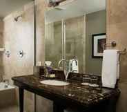 Toilet Kamar 7 Hotel Zaza Houston Museum District