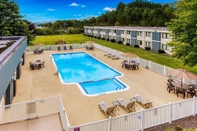 Swimming Pool Quality Inn Oneonta Cooperstown Area