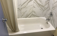 In-room Bathroom 6 Days Inn by Wyndham Salem