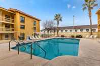 Swimming Pool La Quinta Inn by Wyndham El Paso West