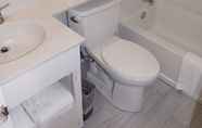 Toilet Kamar 2 Days Inn & Suites by Wyndham Williamsburg Colonial