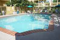 Swimming Pool La Quinta Inn by Wyndham Denver Northglenn