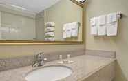 Phòng tắm bên trong 2 Super 8 by Wyndham Monticello