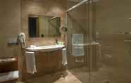 In-room Bathroom 7 AC Hotel Carlton Madrid by Marriott
