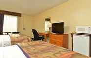 Bedroom 6 Quality Inn near Manatee Springs State Park