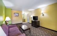 Common Space 6 Quality Inn Fredericksburg, Central Park Area