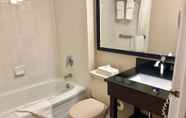 Toilet Kamar 6 Travelodge by Wyndham Ottawa East