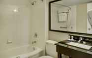 Toilet Kamar 7 Travelodge by Wyndham Ottawa East