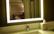 In-room Bathroom 2 Best Western Inn