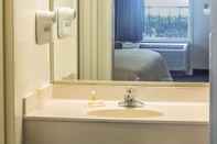 In-room Bathroom Days Inn by Wyndham Lake Park/Valdosta