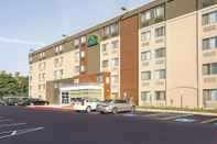 Exterior La Quinta Inn & Suites by Wyndham Baltimore N / White Marsh