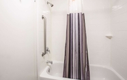 In-room Bathroom 2 La Quinta Inn & Suites by Wyndham Baltimore N / White Marsh