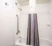 In-room Bathroom 2 La Quinta Inn & Suites by Wyndham Baltimore N / White Marsh