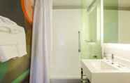 In-room Bathroom 7 Courtyard by Marriott San Francisco Union Square