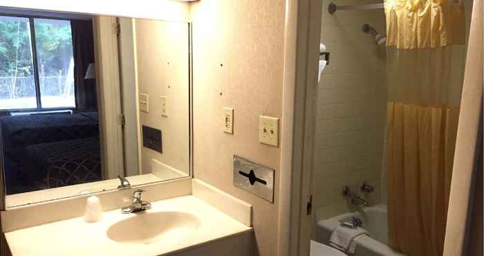 In-room Bathroom Magnuson Hotel Columbia