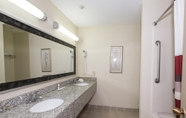 In-room Bathroom 3 Red Roof Inn Hartford - Vernon