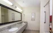 Toilet Kamar 3 Red Roof Inn Hartford - Vernon