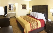 ห้องนอน 6 Days Inn by Wyndham Columbus-North Fort Benning