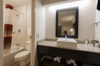 In-room Bathroom Red Roof Inn PLUS+ Chicago - Willowbrook