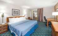 Bedroom 5 Days Inn by Wyndham Kirksville