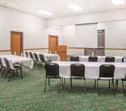 Functional Hall 7 Days Inn by Wyndham Kirksville