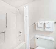 In-room Bathroom 6 Days Inn by Wyndham Kirksville