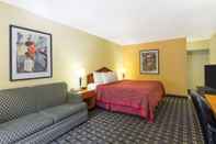 Bedroom Days Inn by Wyndham Savannah Airport