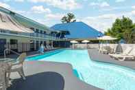 Swimming Pool Days Inn by Wyndham Savannah Airport