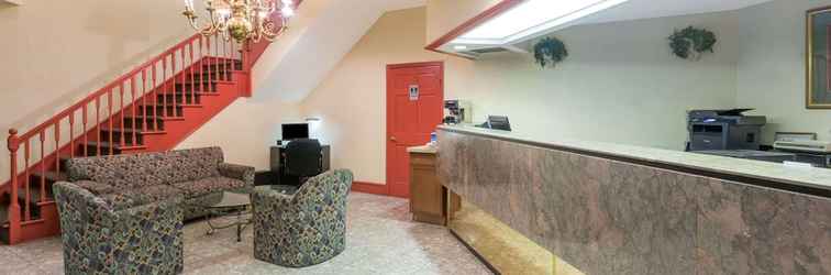 Lobby Days Inn by Wyndham Savannah Airport