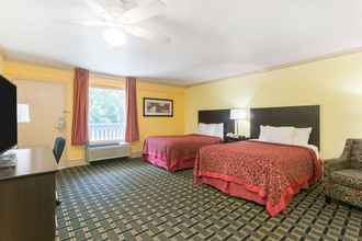 Bedroom 4 Days Inn by Wyndham Savannah Airport